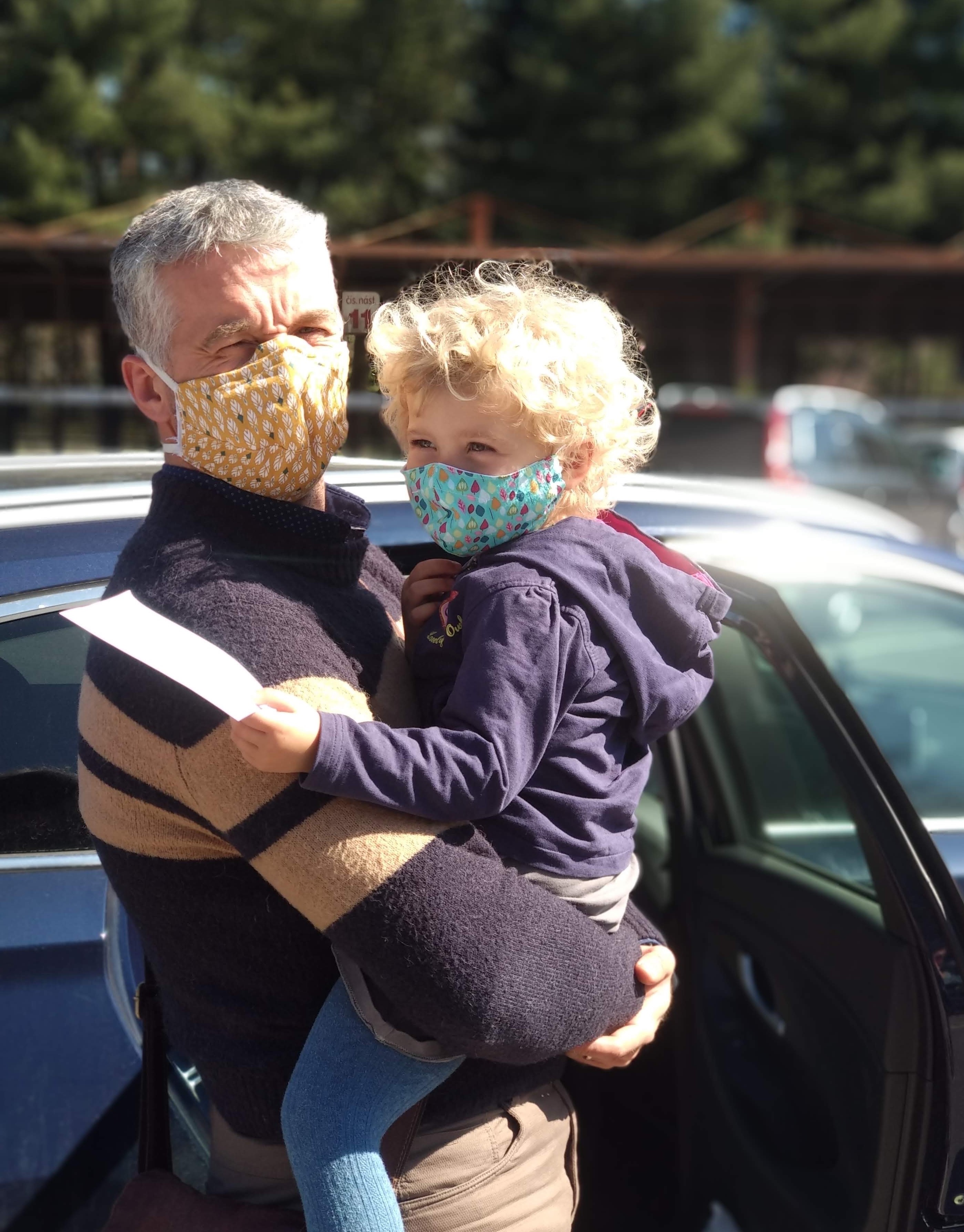 Dad-and-child-w-masks