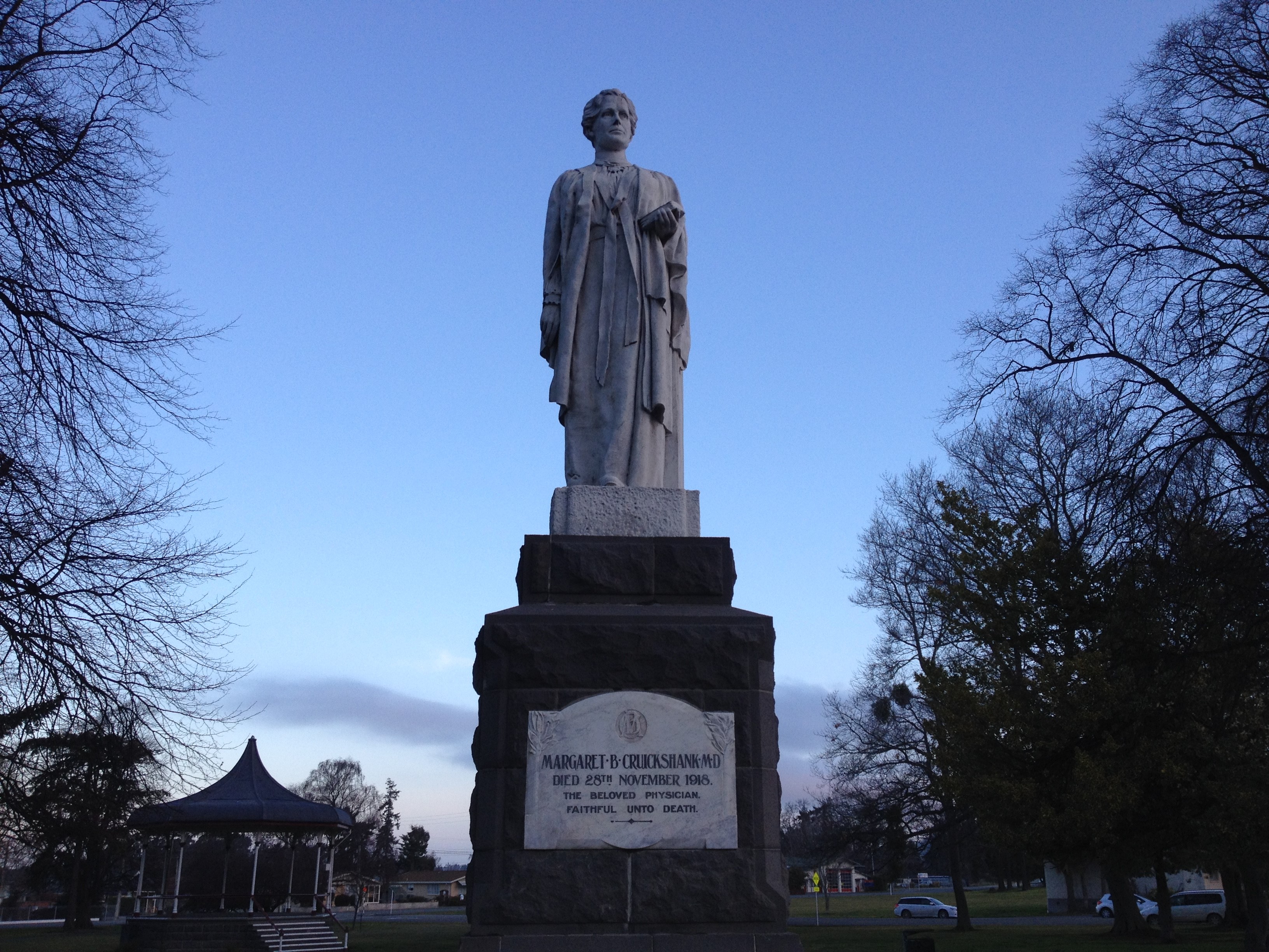 Dr.-Margaret-Cruickshank statue