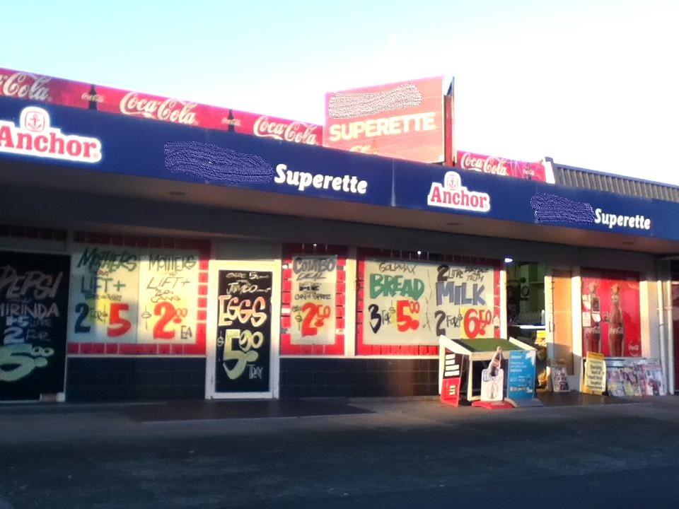 superette with signs
