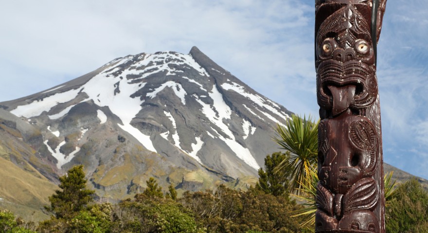 Māori carving with mountain in background 