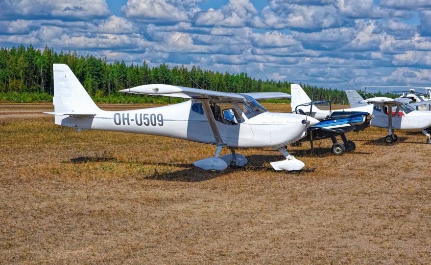 piston engined light aircraft lined up (2)