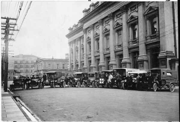 Emergency ambulances outside Wellington Town Hall during the 1918 pandemic 